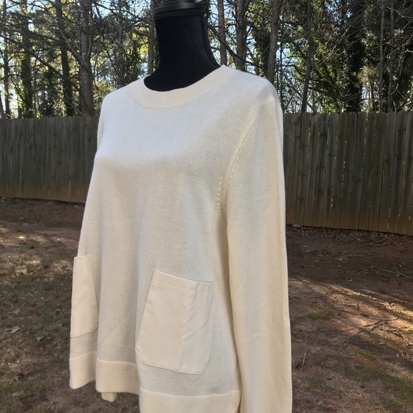 Sweater with front pockets😘💋❤️ - Picture 2 of 5